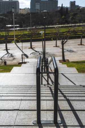 Téléchargez les photos : Lisbonne ; format vertical ; un escalier avec vue sur le Parque Eduardo VII, mettant en valeur une partie de la vaste herbe verte, et s'en aller, très invitant les visiteurs à explorer le parc - en image libre de droit