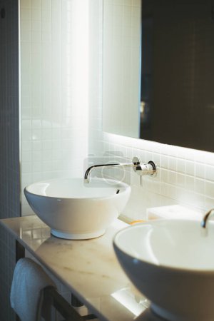 Téléchargez les photos : Lisbonne ; vertical ; Salle de bains moderne lavabo en céramique, comptoir lavabo en céramique blanche vestiaire pour salle de bains, carreaux carrés en céramique blanche, miroir éclairé - en image libre de droit