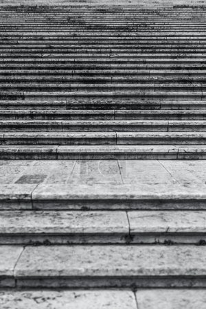 Foto de Imagen vertical de las texturas intrigantes de la vasta extensión de Lisboa de escalones de piedra caliza gris caliza que suben, creando un contraste visual cautivador y evocando un sentido de belleza arquitectónica - Imagen libre de derechos