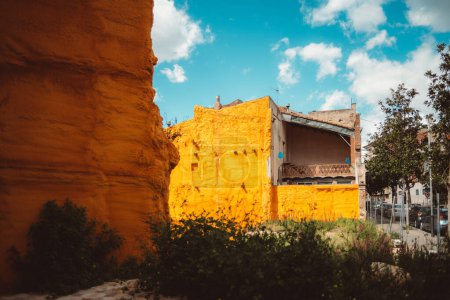 Téléchargez les photos : À Caldes de Montbui, en Espagne, le charme accrocheur d'un complexe résidentiel est orné d'une peinture jaune vif et vif. La couleur respire un sentiment de vivacité à l'environnement - en image libre de droit