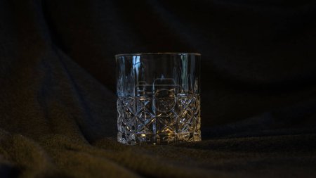 Foto de "Elegancia atemporal: Un vaso de whisky solitario, preparado sobre un elegante fondo gris-negro, que encarna la sofisticación y la esencia de los momentos contemplativos." - Imagen libre de derechos