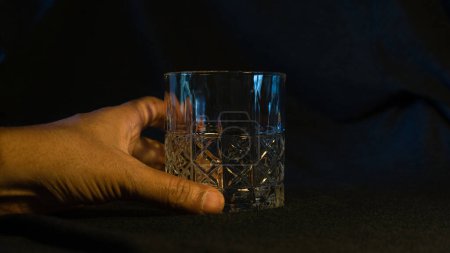 Foto de "Elegancia atemporal: Un vaso de whisky solitario, preparado sobre un elegante fondo gris-negro, que encarna la sofisticación y la esencia de los momentos contemplativos." - Imagen libre de derechos