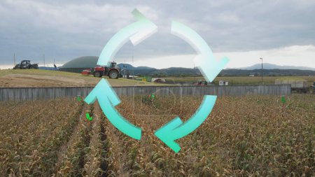 Téléchargez les photos : Graphique de signe d'énergie renouvelable sur le champ de maïs le long de la centrale à biomasse - en image libre de droit