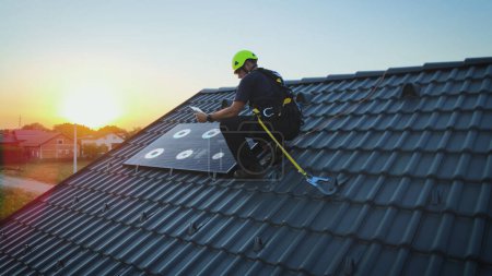 Foto de Ingeniero de paneles solares instala una célula fotovoltaica en el techo de una casa - VFX render - Imagen libre de derechos