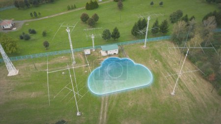 Foto de Vista aérea de la energía electromagnética representada como nube. Gráfico - Imagen libre de derechos