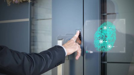 Téléchargez les photos : Un homme utilisant un capteur d'empreintes biométriques pour ouvrir une porte de maison intelligente. rendu 3D - en image libre de droit