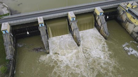 Téléchargez les photos : Aérien du barrage de dérivation contrôlant le cours d'eau d'une rivière, structures de dérivation des inondations infrastructure - en image libre de droit
