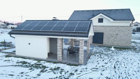 Sonnenkollektoren auf dem Dach in einer modernen Nachbarschaft bei Schnee im Winter. Thema grüne erneuerbare Energien. Luftfahrt