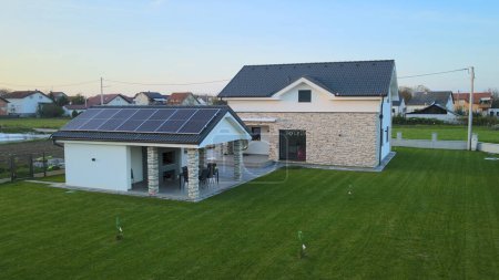 Antenne des modernen Smart Home mit Sonnenkollektor auf dem Dach installiert, Haus in Wohnvierteln futuristische sichere Nachbarschaft