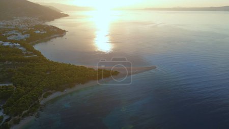 Vista aérea de Golden Horn Beach durante el atardecer en Bol, Brac Island, Croacia