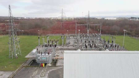 Téléchargez les photos : Vue aérienne d'une sous-station électrique avec de nombreux transformateurs pour la transmission d'énergie électrique - en image libre de droit