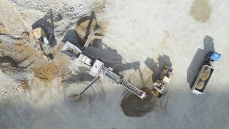 Excavadora clasificadora de escombros de cantera, excavadora despejando rocas en foso. Antena