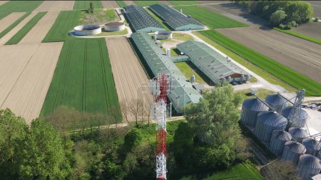 IOT-Verbindungen von landwirtschaftlichen Betrieben zu Sensorantennen des Telekommunikationsturms. Luftfahrt