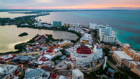 Téléchargez les photos : Aerial cancun hotel zone au coucher du soleil destination de vacances avec station balnéaire et mer des Caraïbes plage tropicale - en image libre de droit