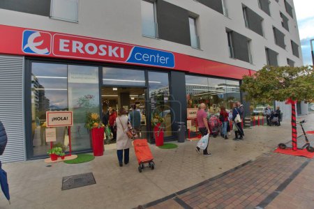 Foto de Inauguracin de un nuevo supermercado Eroski en el lujoso barrio de Lezkairu, Pamplona, Irua Navarra - Imagen libre de derechos
