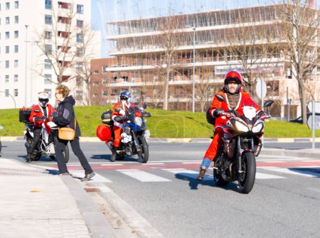 Téléchargez les photos : Père Noël, Père Noël sur la moto avec des cadeaux croix Crosswalk moto livre aux enfants hospitalisés - en image libre de droit