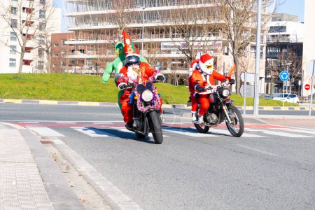 Téléchargez les photos : Alien, Père Noël sur moto avec des cadeaux croix Crosswalk moto livre aux enfants hospitalisés - en image libre de droit