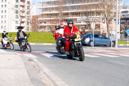 Téléchargez les photos : Olentxero sorgine et papa noel en moto - en image libre de droit