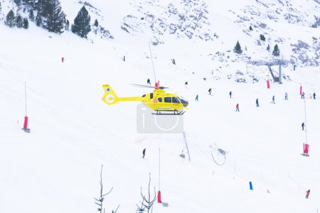 Foto de Helicóptero en estación de esquí 100K Astun chandanchu Huesca, España. Traslado del alpinista fallecido desde Navarra al Monte Pico Aspe 13.01.2024 - Imagen libre de derechos