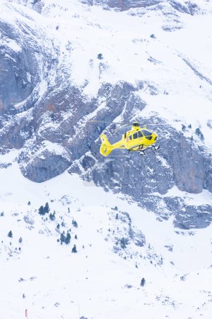 Foto de Helicóptero en estación de esquí 100K Astun chandanchu Huesca, España. Traslado del alpinista fallecido desde Navarra al Monte Pico Aspe 13.01.2024 - Imagen libre de derechos