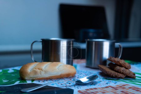 Téléchargez les photos : Gros plan photo petit déjeuner café et biscuits à l'intérieur d'un camping-car, camping-car relaxant voyage de la vie. - en image libre de droit