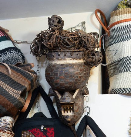 Foto de Una máscara de madera con una boca grande y una cadena colgando de ella - Imagen libre de derechos