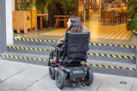 Foto de Concepto de recogida de discapacidad. acceso restringido en silla de ruedas a un mercado municipal y librería. gesto imposibilidad. - Imagen libre de derechos