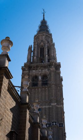 Foto des beeindruckenden Turms der Kathedrale von Toledo im romanischen Stil. Antike Touristenstadt Spanien.