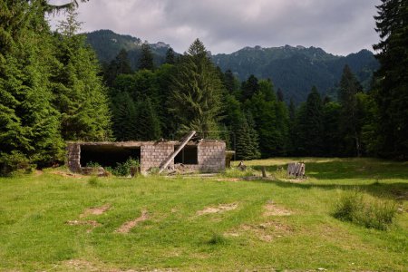 Foto de Un paseo por el Parque Natural de Bucegi. Un viejo edificio en ruinas. Hermosas montañas - Imagen libre de derechos