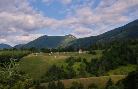 Foto de Un pueblo de montaña con vistas al bosque y las montañas. Rumanía - Imagen libre de derechos