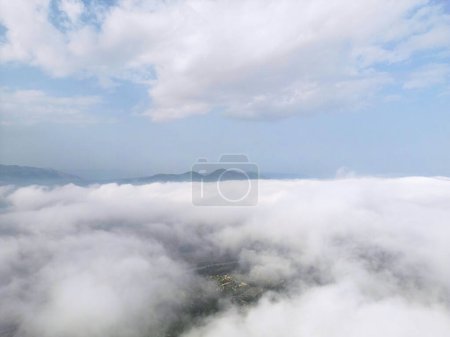 Foto de Volando por encima de las nubes en el drón.Drone se eleva a través de nubes gruesas, revelando majestuosas siluetas de montaña. Calp, Alicante, España - Imagen libre de derechos