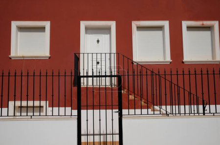Foto de Casa roja con persiana blanca - Imagen libre de derechos