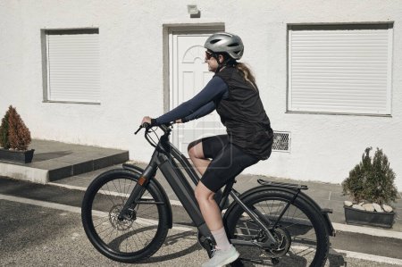 Abenteuer mit dem Elektrofahrrad.Eine Radfahrerin auf einem E-Bike.Radfahrerin mit Fahrradkit und Helm.Gesundes Lifestyle.Frau fährt mit ihrem Elektro-Mountainbike durch das unwegsame Terrain .Spanien