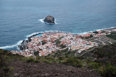 Foto de Pueblo en la costa oceánica de Tenerife con hermosa vista sobre el océano Atlántico. Islas Canarias, España. - Imagen libre de derechos
