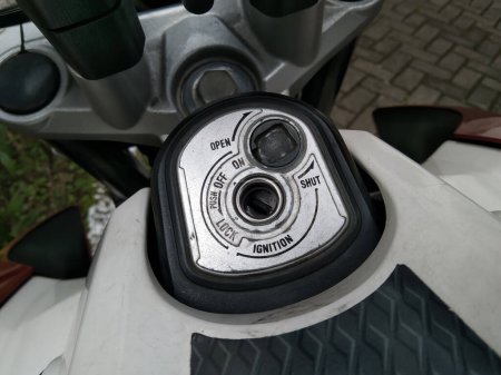 Téléchargez les photos : La clé de contact sur les motos est située sur le réservoir. - en image libre de droit