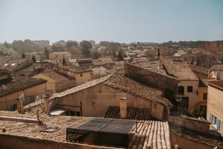 Foto de Vue des toits de la vieille ville de Lambesc dans le sud de la France, en Provence, avec ses tuiles typiques et ses couleurs d'automne - Imagen libre de derechos