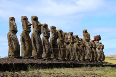 Ahu Tongariki, die größte Zeremonienanlage, die jemals auf der Osterinsel geschaffen wurde, befindet sich in der Bucht von Hotu-iti