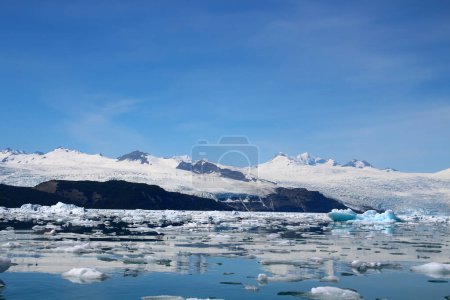 Foto de Paisaje glaciar en Icy Bay con el poderoso glaciar Guyot, Alaska, Estados Unidos, América del Norte - Imagen libre de derechos