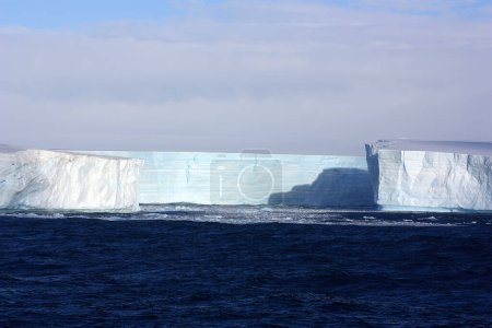 Foto de Tabular iceberg in Wilhelmina Bay a bay on the Danco coast of the Grahamlands on the Antarctic Peninsula - Imagen libre de derechos