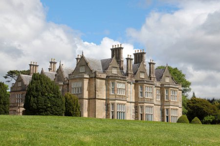 Muckross House war eine stattliche Residenz und ein schlossartiges Anwesen und liegt südlich der irischen Stadt Killarney, Irland
