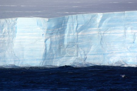 Foto de Tabular iceberg in Wilhelmina Bay a bay on the Danco coast of the Grahamlands on the Antarctic Peninsula - Imagen libre de derechos