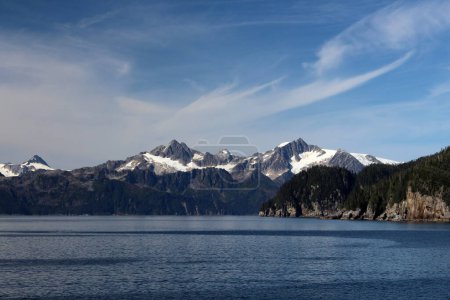 Téléchargez les photos : Alaska paysage dans la baie de la Résurrection En arrière-plan la chaîne de montagnes du parc national des Fjords de Kenai - en image libre de droit