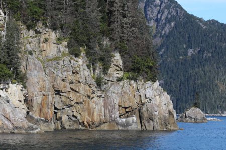 Téléchargez les photos : Paysage accidenté rocheux dans la magnifique baie de la Résurrection dans le parc national des Fjords de Kenai, Alaska - en image libre de droit
