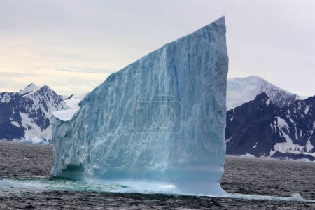 Eisberg in der Marguerite Bay, einer langen Bucht an der Südwestküste der antarktischen Halbinsel, Antarktis  