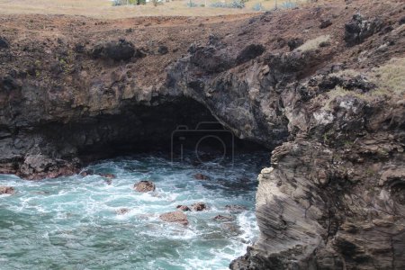 Die Ana Kai Tangata Höhle südlich von Hanga Roa, auch bekannt als Kannibalenhöhle, Osterinsel Rapa Nui, Polynesien, Chile, Südamerika