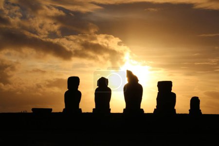 Moai Ahu Vai Ure im Tahai Zeremonialkomplex bei Sonnenuntergang, Osterinsel Rapa Nui, Polynesien, Chile, Südamerika