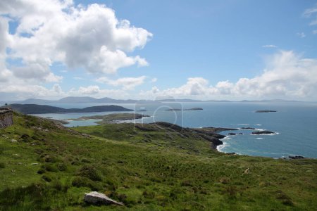 Foto de El anillo de Kerry es una ruta costera panorámica alrededor de la península de Iveragh en el suroeste del condado de Kerry, Irlanda - Imagen libre de derechos