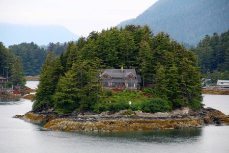 Alaska, Haus auf einer kleinen Insel im Sitka Sound, Vereinigte Staaten  