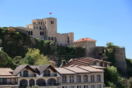 Vista del Museo Skanderbeg en la ciudad de Kruja, Albania   
