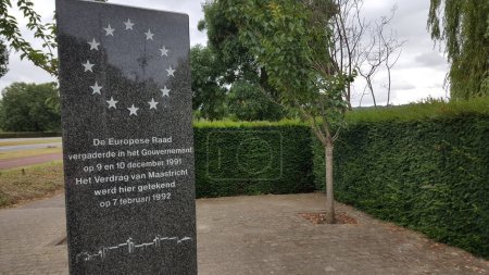 Téléchargez les photos : Monument commémoratif de la signature du traité de Maastricht (traité sur l'Union européenne) à Maastricht, aux Pays-Bas. Le traité a été signé dans la ville le 7 février 1992. - en image libre de droit